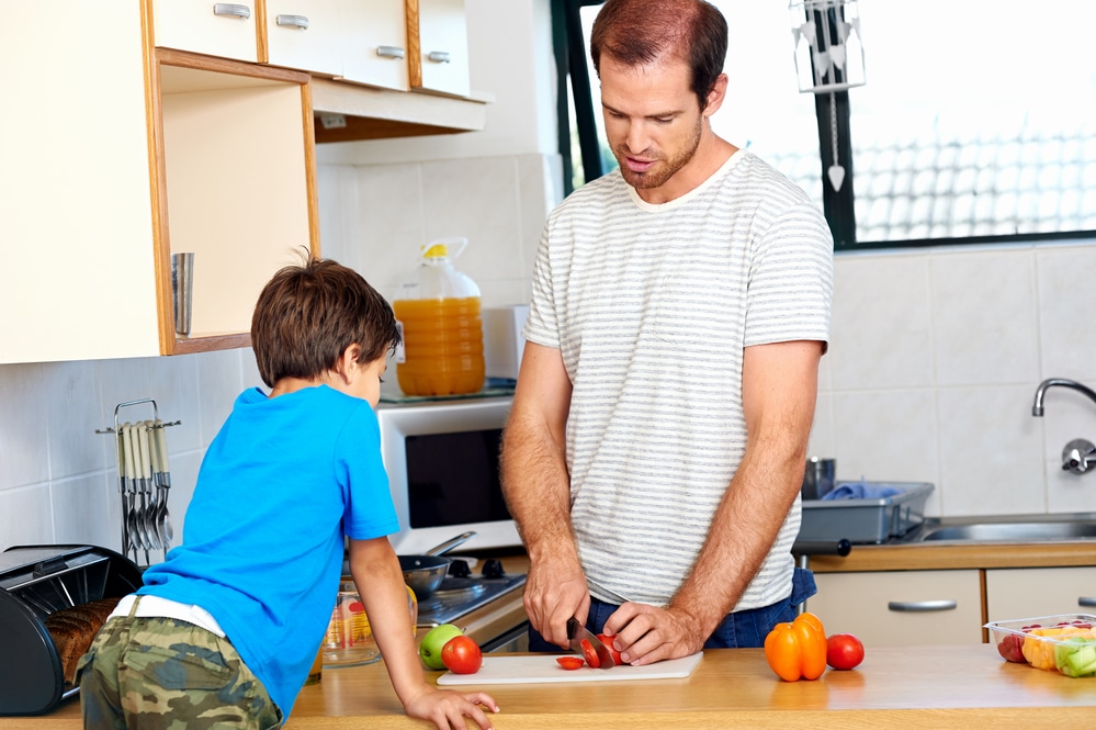 Папа дома. Stay at Home dad. Daddy in the Kitchen. Когда оставили дома с папой фото на кухне. Приходит сын на кухню